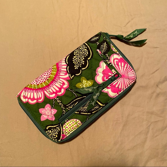 NWOT Vera Bradley Wallet💕 - Picture 1 of 3